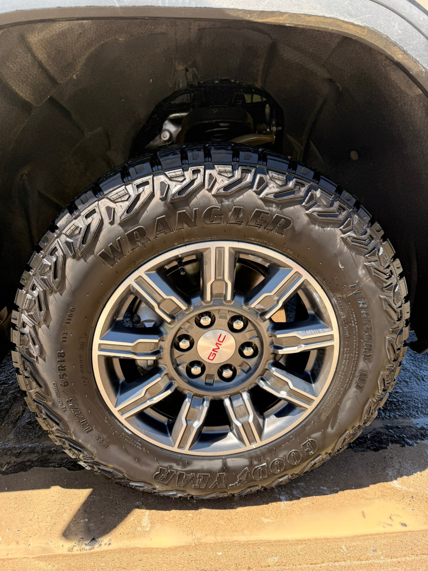 GMC — wheel & tire detail